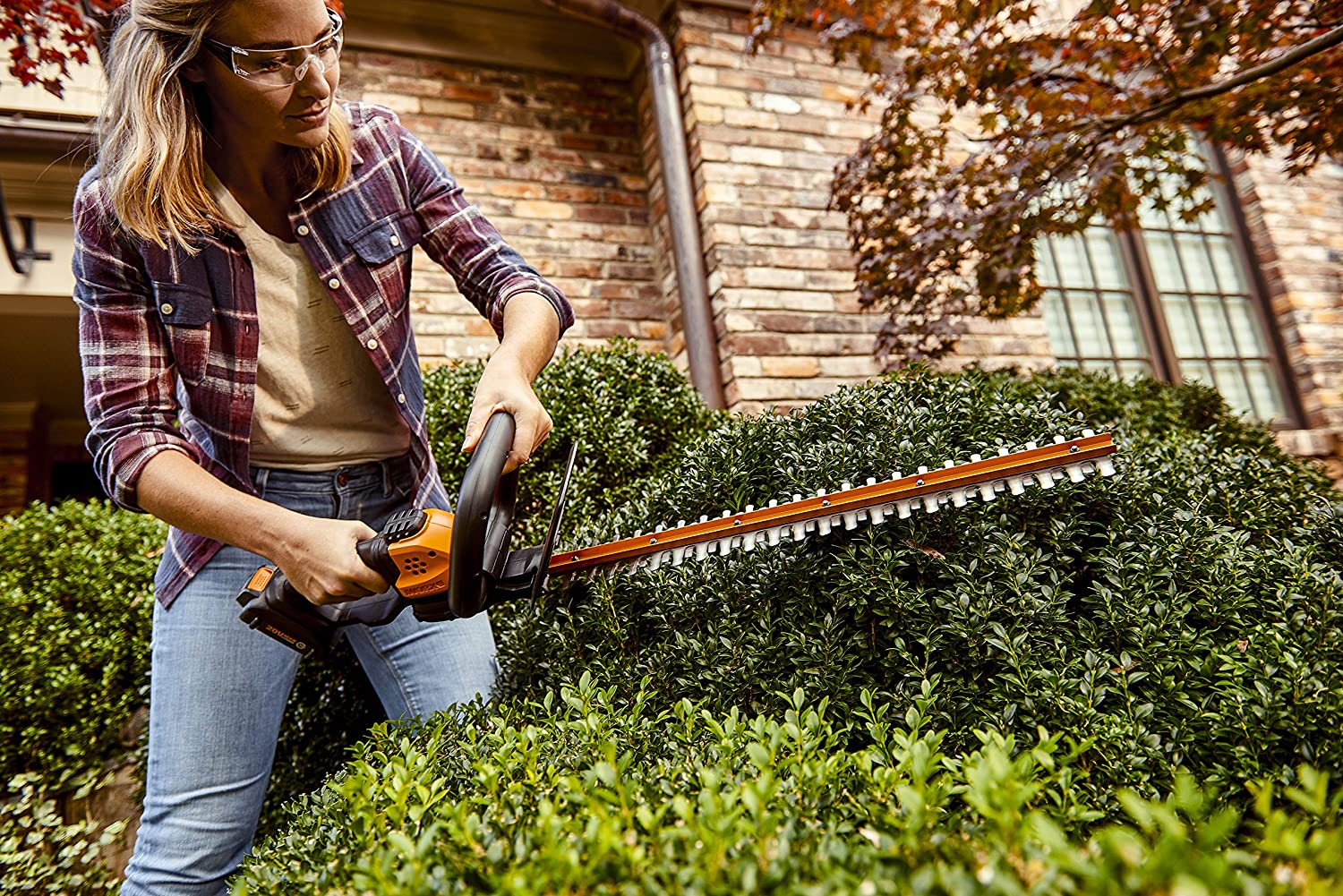 Worx WG261 Power Share Cordless Hedge Trimmer blade size